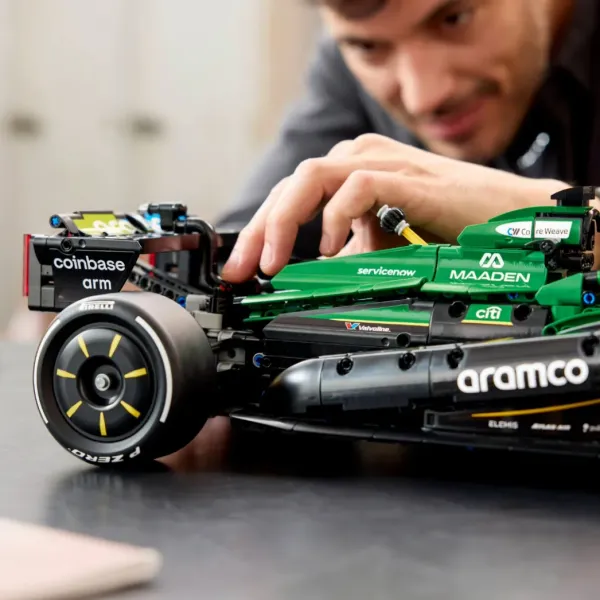 Конструктор LEGO Technic Автомобіль Формула-1 Aston Martin Aramco AMR25 (42240)